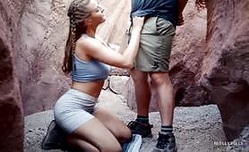 L'escursionista adolescente di Molly Pills scopa all'aperto nel canyon
