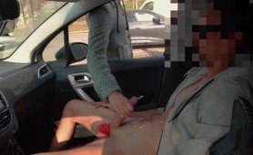 Un pervers caresse sa grosse bite à l'intérieur de sa voiture tout en jetant un œil