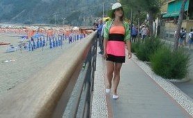 Cette pute italienne brune adore se promener sans pantalon ni soutien-gorge
