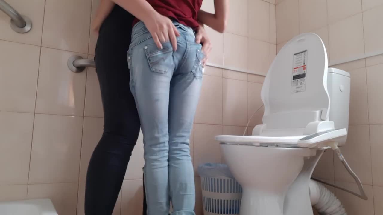 Sexe épouse dans les toilettes