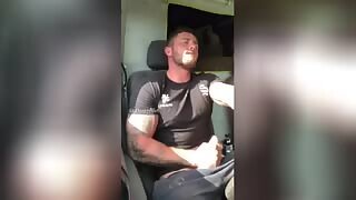 😛 कामुक मर्दाना आदमी अपने ट्रक में हस्तमैथुन करता है