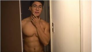 Një adoleshent homoseksual aziatik josh për një dreq sensual