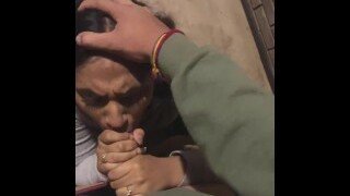 Una caliente adolescente india premia a su tutor con una mamada en público