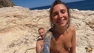 Con đĩ này cưỡi con cặc của bạn trai cô ấy trên bãi biển sau khi anh ta ăn xong cái lồn của cô ấy