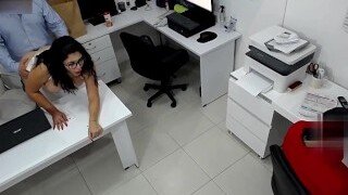 Uma gata latina é fodida forte pelo chefe no escritório
